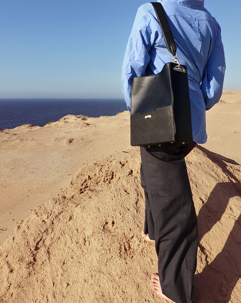 Sac Bucket en Cuir Vegan Jenah St. - Grand Modèle - Noir détail imprimé