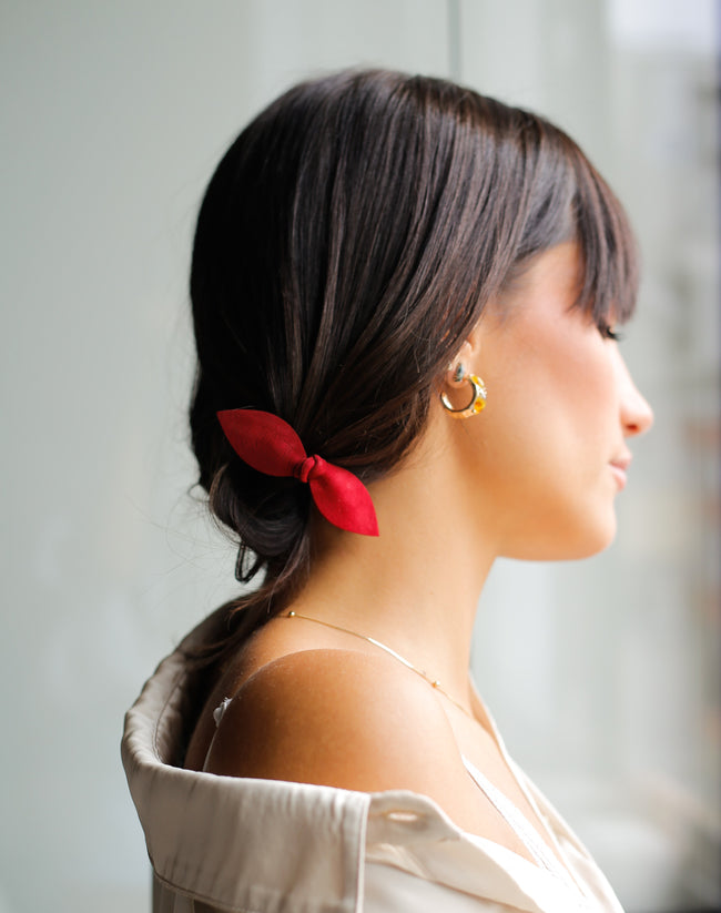 Chouchou bijou noeud papillon velours rouge sur mannequin