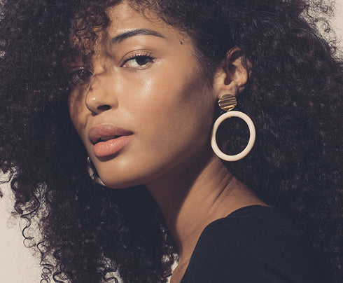 Boucles d'oreilles Dolores dorées et résine ivoire