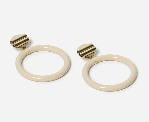 Boucles d'oreilles Dolores dorées et résine ivoire
