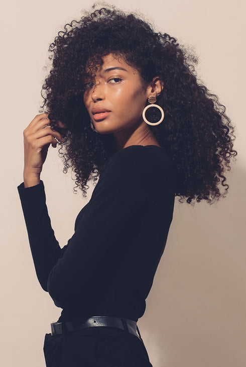 Boucles d'oreilles Dolores dorées et résine ivoire